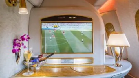 字母哥和鲍尔合力砍下63分，鲍尔创生涯50+10新高，雄鹿战胜黄蜂取得四连胜